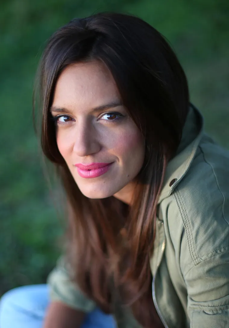 Nives je javnosti postala poznata 2004. godine sudjelovanjem u emisiji "Leteći start". Prvu glumačku ulogu ostvarila je 2008. godine kada je tumačila medicinsku sestru Nives.