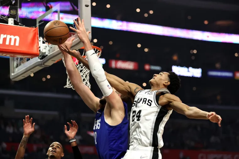 Zubac se poigrao s američkim gorostasima