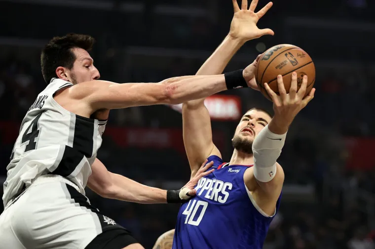 Zubac se poigrao s američkim gorostasima