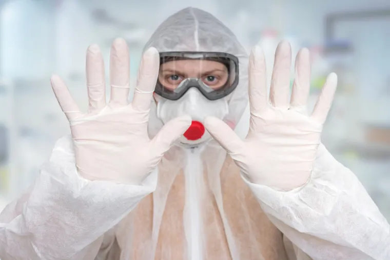 Kirurške maske sprječavaju širenje infekcije s bolesnih ljudi na druge osobe. Kirurške maske su manje učinkovite u zaštiti ljudi koji nisu zaraženi. Zdravstvenim djelatnicima koji su u doticaju s pacijentima za koje se sumnja ili je potvrđen SARS-CoV-2 savjetuje se korištenje kirurške maske ili maske veće razine filtriranja (FFP2), a kod zahvata gdje se stvara aerosol FFP3 maske. (izvor: HZJZ)