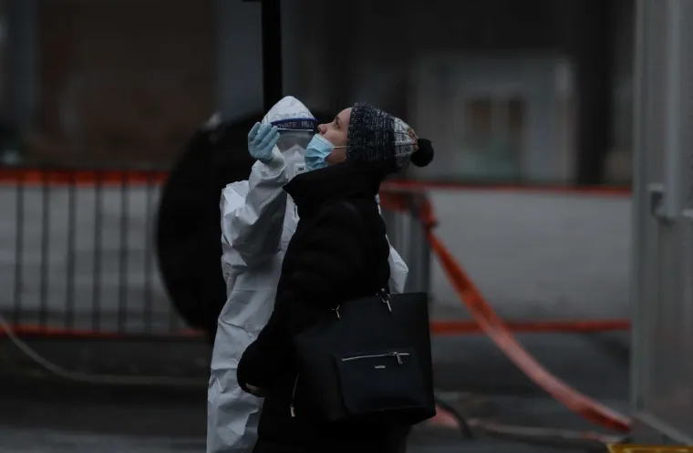 PCR testovi osjetljiviji su na prisutnost virusa i daju precizne rezultate i kod osoba koje još ne pokazuju simptome bolesti jer mogu uspješno prepoznati i vrlo male količine virusa. Uz njih i antigenski testovi ukazuju na prisutnost virusa u organizmu i pozitivan rezultat tih testova sugerira da ste trenutno zaraženi 