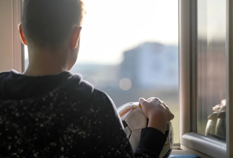 Samoizolacija je mjera koja je u pandemiji uvedena za osobe koje su bili kontakti zaraženih. Oni ne smiju izlaziti iz kuće, osim u krajnjoj nuždi