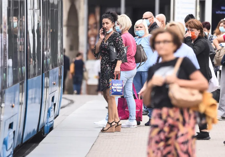 Nova normalnost je skup promijenjenih dru&scaron;tvenih pravila koja podrazumijevaju drukčije svakodnevno pona&scaron;anje u zajednici kao posljedicu pandemije koronavirusa; obuhvaća rad od kuće, socijalno distanciranje, jaču svijest o higijenskim navikama, no&scaron;enje za&scaron;titnih maska itd. (izvor: Institut za hrvatski jezik i jezikoslovlje)