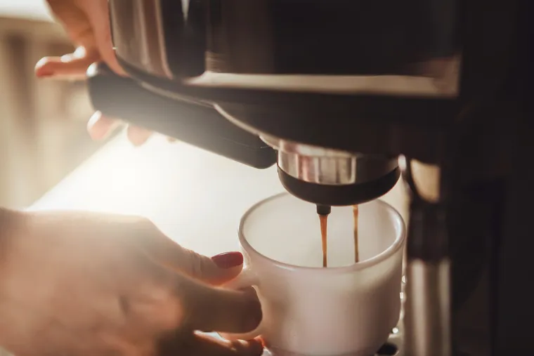 2. Kava stimulira hormone: Pokazalo se da kava podiže razinu gastrina i kolecistokinina, dvaju hormona koji guraju hranu kroz crijeva. Gastrin, poput kofeina, čini vaše debelo crijevo aktivnijim, dok probavni hormon kolecistokinin povećava kretanje hrane kroz debelo crijevo.
