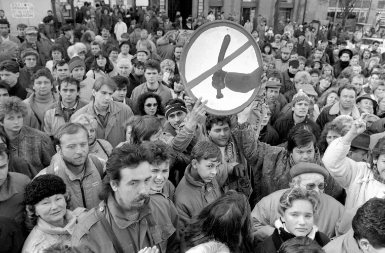 Oko 15.000 okupljenih krenulo je prema Vyšehradskom groblju, a u gomili su se čule i proturežimske parole, primjerice &apos;Jakeše do koše&apos; (Jakeša u koš), no policija je poštovala naređenje da ne reagira silom. Kada se završetkom skupa dio studenata zaputio prema centru grada, želeći doći na Václavski trg, ispriječili su se policijski kordoni koji su nakon nekoliko upozorenja nasrnuli na goloruke studente. Prema službenim podacima, bilo je 568 ozlijeđenih, no iskra koja je zapalila Čehoslovačku bila je lažna vijest da je poginuo student Martin Šmíd.