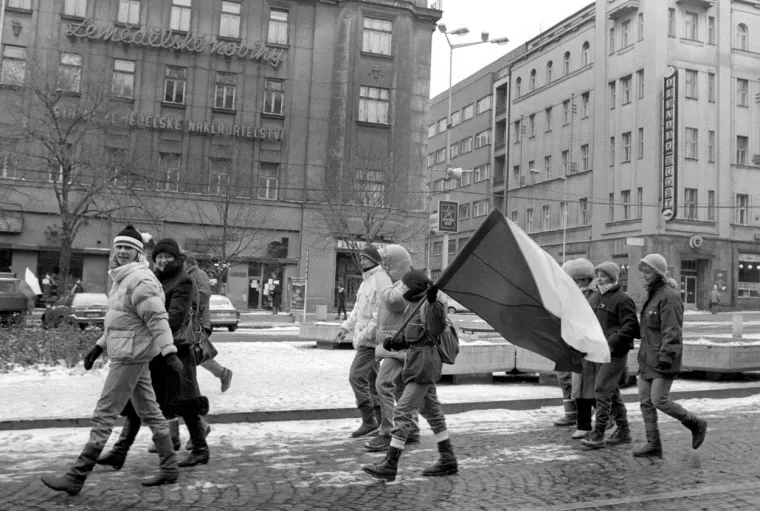 Idućih dana režim je počeo ubrzano popuštati pa su 24. studenog predsjedništvo Centralnog komiteta KPČ-a i Miloš Jakeš podnijeli ostavke. Vijest je izazvala euforiju, posebno na Václavskom trgu, na kojem se Pražanima prvi put nakon 1968. obratio vođa Praškog proljeća Aleksander Dubček, kojem su okupljeni skandirali &apos;Dubček na Hrad!&apos;, tj. &apos;Dubček za predsjednika&apos;. Dan kasnije CK KPČ je za novog čelnika izabrao Karela Urbáneka, dok je predsjednik Gustáv Husák dao amnestiju osmorici političkih zatvorenika, a Federalna skupština predložila je da se u vladu imenuju i nestranačke osobe. Istog dana u parku Letna održan je skup na kojem se okupilo čak 800.000 ljudi te su izrazili potporu Građanskom forumu, a izravno ga je prenosila i Čehoslovačka televizija izrazivši spremnost pridružiti se generalnom štrajku sazvanom za 27. studenog.