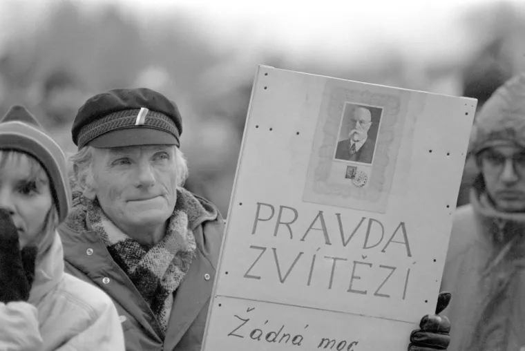 Revolucija koja je srušila komunistički režim i postavila pisca za predsjednika države