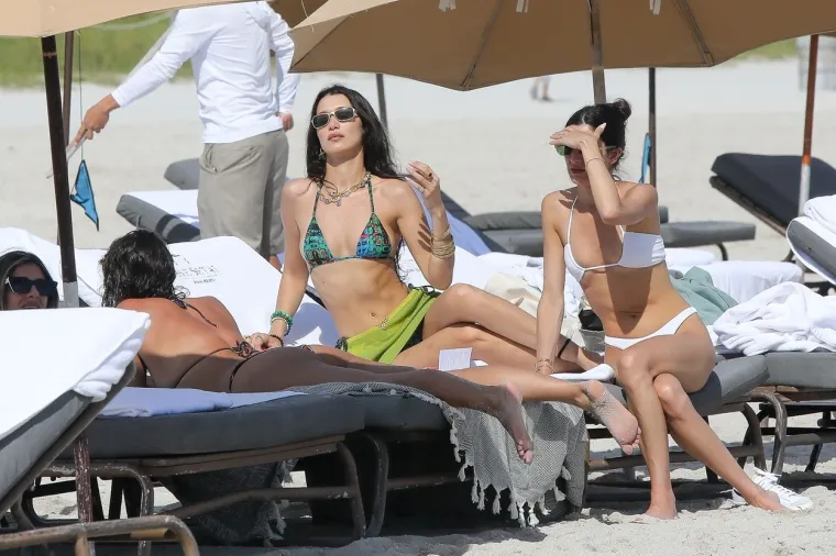 Bella Hadid nije od onih koje se na plaži samo 'roštiljaju': Zapravo je u ovom mikro bikiniju iznenađujuće živahna