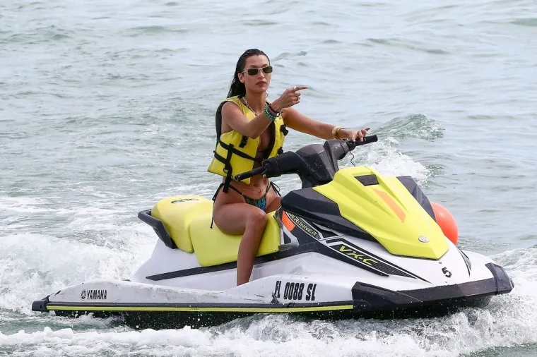 Bella Hadid nije od onih koje se na plaži samo 'roštiljaju': Zapravo je u ovom mikro bikiniju iznenađujuće živahna