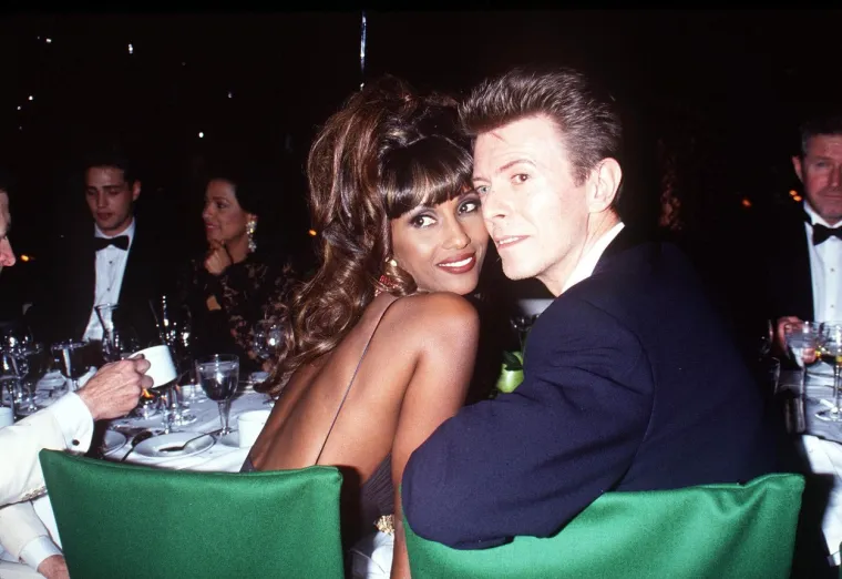 Iman i David upoznali su se na spoju naslijepo kojeg je organizirao njihov zajednički prijatelj u Los Angelesu. On je bio rock genij i tvorac brojnih hitova, a ona je bila supermodel iz Somalije koji govori pet jezika, a njene ljepota i inteligencija očarale su svijet mode.
