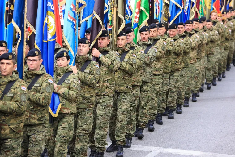 Tisuće ljudi stigle su u Vukovar pokloniti se Gradu heroju i njegovim žrtvama: Emocije su na svakom koraku