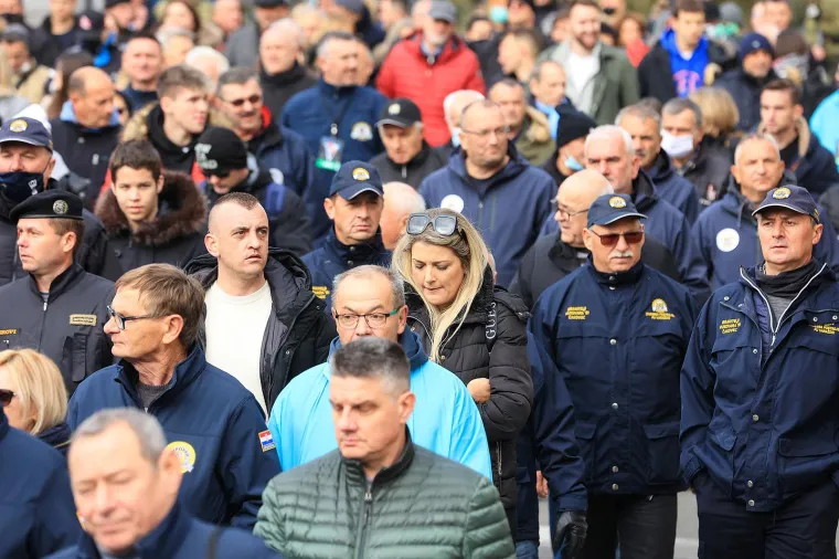 Tisuće ljudi stigle su u Vukovar pokloniti se Gradu heroju i njegovim žrtvama: Emocije su na svakom koraku