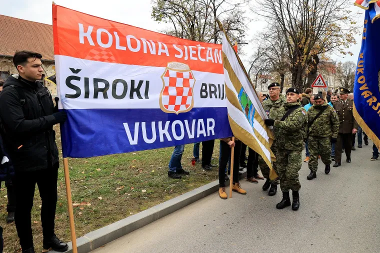 Tisuće ljudi stigle su u Vukovar pokloniti se Gradu heroju i njegovim žrtvama: Emocije su na svakom koraku