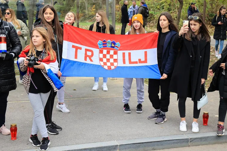 Tisuće ljudi stigle su u Vukovar pokloniti se Gradu heroju i njegovim žrtvama: Emocije su na svakom koraku