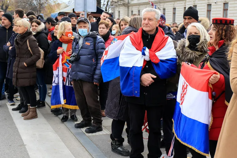 Tisuće ljudi stigle su u Vukovar pokloniti se Gradu heroju i njegovim žrtvama: Emocije su na svakom koraku