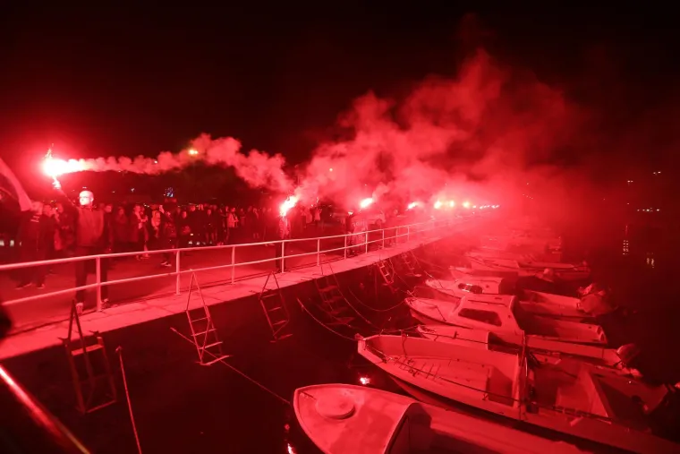 Prizori od kojih ćete se naježiti. Pogledajte kako su navijači i igrači Hajduka i Osijeka obilježili pad Vukovara