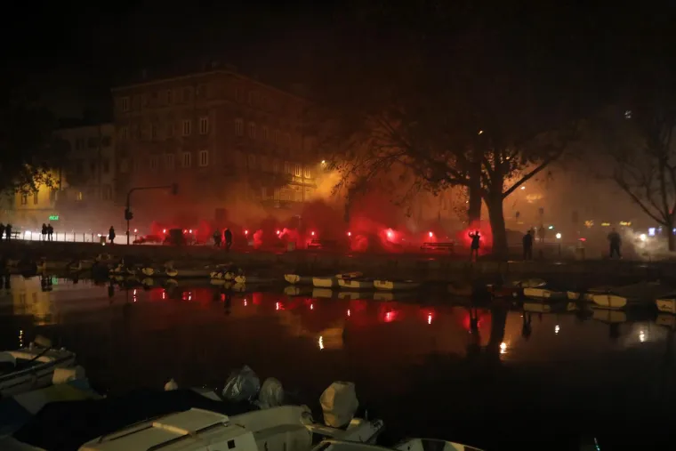 Prizori od kojih ćete se naježiti. Pogledajte kako su navijači i igrači Hajduka i Osijeka obilježili pad Vukovara
