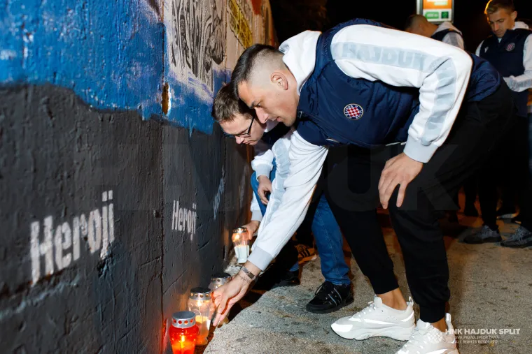 Prizori od kojih ćete se naježiti. Pogledajte kako su navijači i igrači Hajduka i Osijeka obilježili pad Vukovara