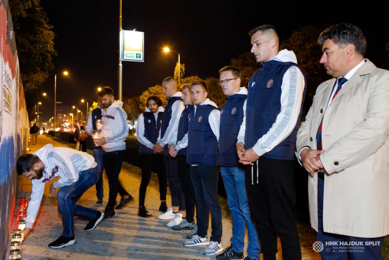 Prizori od kojih ćete se naježiti. Pogledajte kako su navijači i igrači Hajduka i Osijeka obilježili pad Vukovara