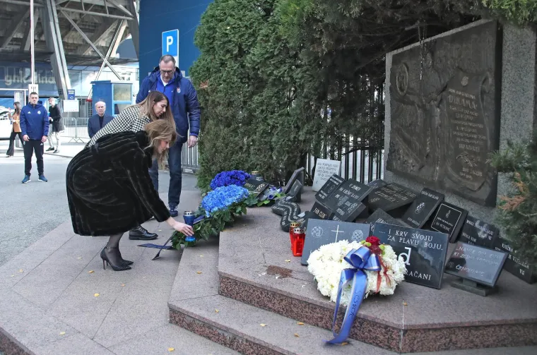 Predstavnici Dinama položili vijence i zapalili svijeće kod spomenika BBB-ovcima