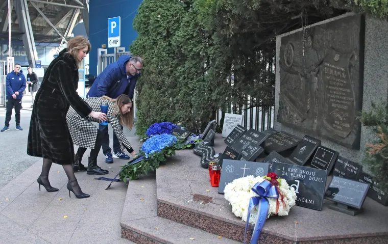 Predstavnici Dinama položili vijence i zapalili svijeće kod spomenika BBB-ovcima