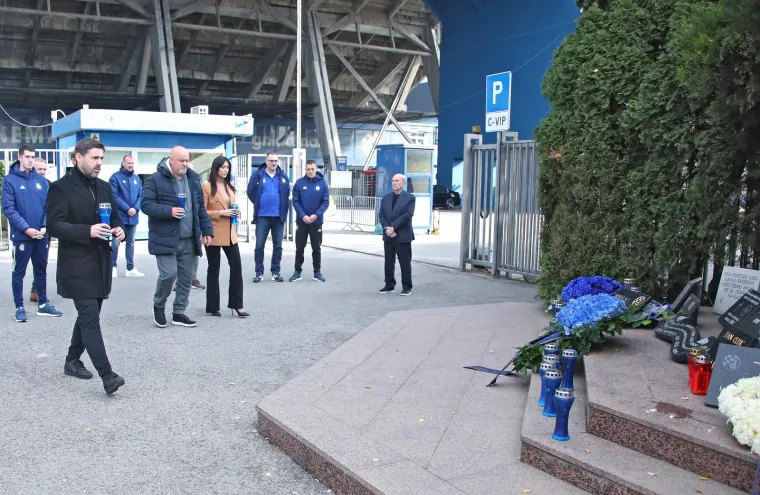 Predstavnici Dinama položili vijence i zapalili svijeće kod spomenika BBB-ovcima