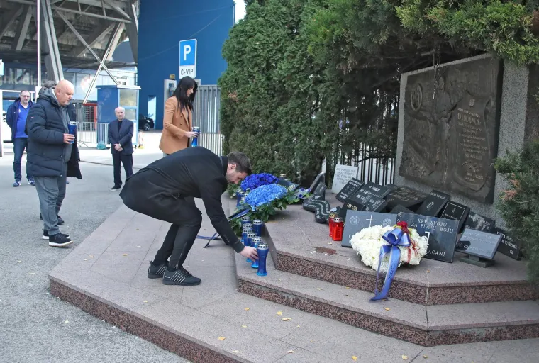 Predstavnici Dinama položili vijence i zapalili svijeće kod spomenika BBB-ovcima