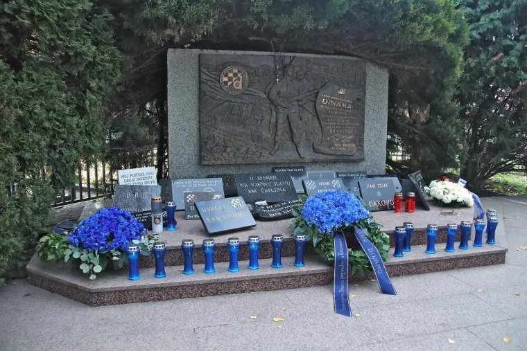 Predstavnici Dinama položili vijence i zapalili svijeće kod spomenika BBB-ovcima