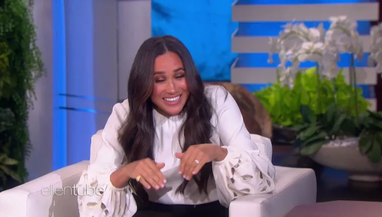 Meghan je ispričala sve o njihovoj obiteljskoj zabavi za Noć vještica gdje je bila i poznata voditeljica. Vojvotkinja je ispričala publici kako se za tu noć njezin sin Archie pretvorio u dinosaura dok je malena Lilibet glumila tvora. 