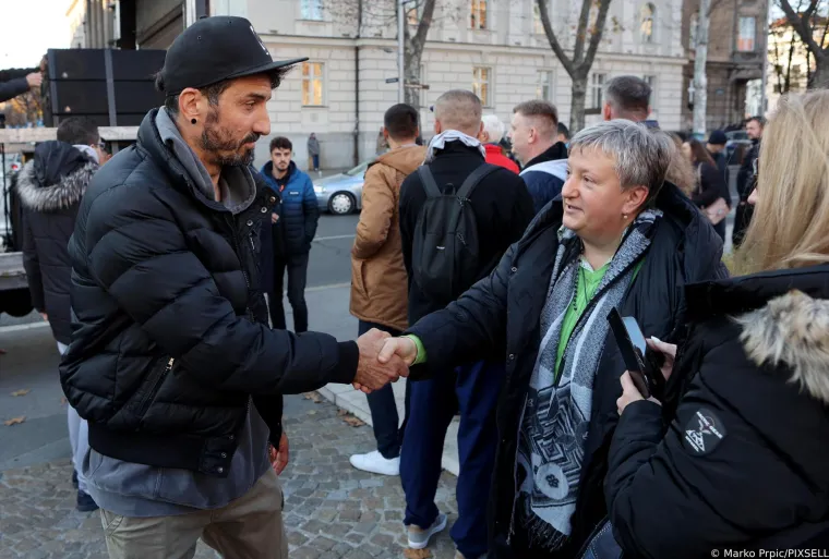 Na prosvjedu i Miro Bulj,  trgovi krcati ljudima, vijore se i zastave s prvom bijelom kockicom