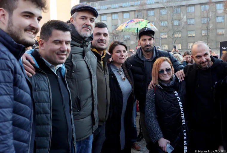 Na prosvjedu i Miro Bulj,  trgovi krcati ljudima, vijore se i zastave s prvom bijelom kockicom