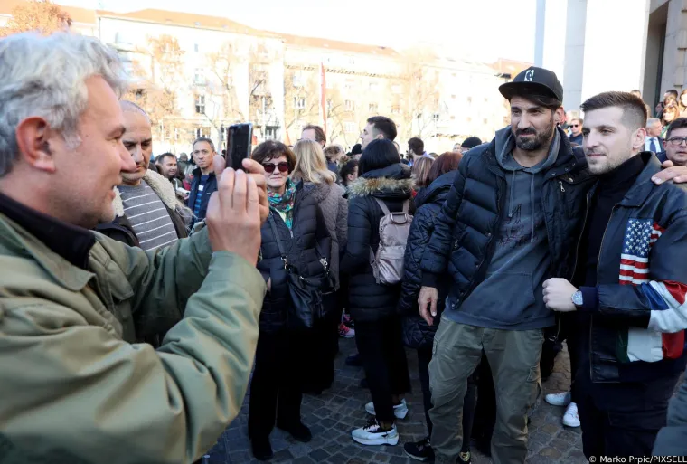 Na prosvjedu i Miro Bulj,  trgovi krcati ljudima, vijore se i zastave s prvom bijelom kockicom
