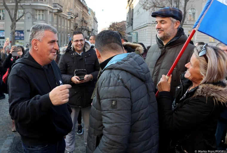 Na prosvjedu i Miro Bulj,  trgovi krcati ljudima, vijore se i zastave s prvom bijelom kockicom
