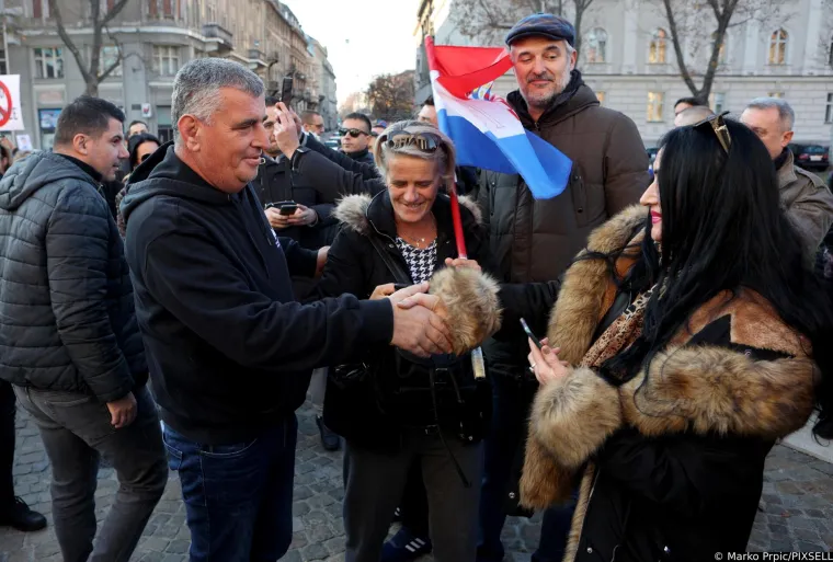 Na prosvjedu i Miro Bulj,  trgovi krcati ljudima, vijore se i zastave s prvom bijelom kockicom