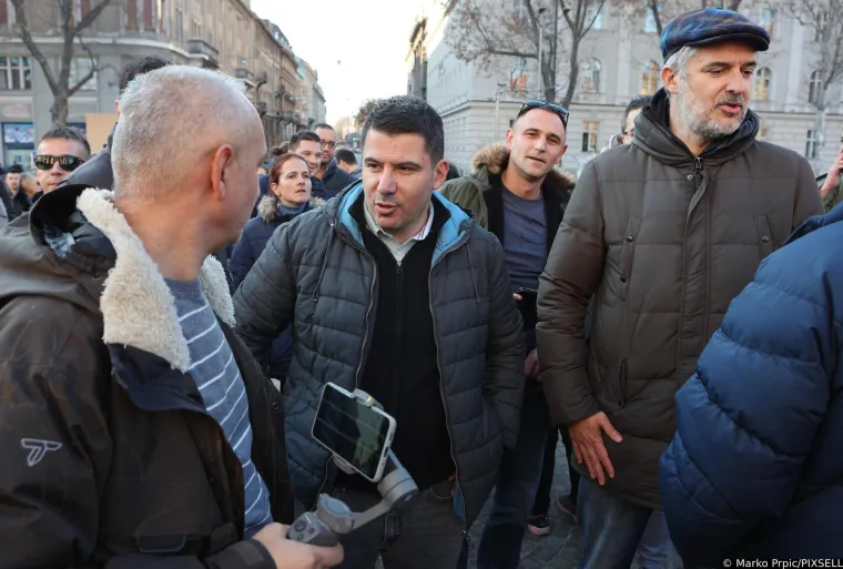Na prosvjedu i Miro Bulj,  trgovi krcati ljudima, vijore se i zastave s prvom bijelom kockicom