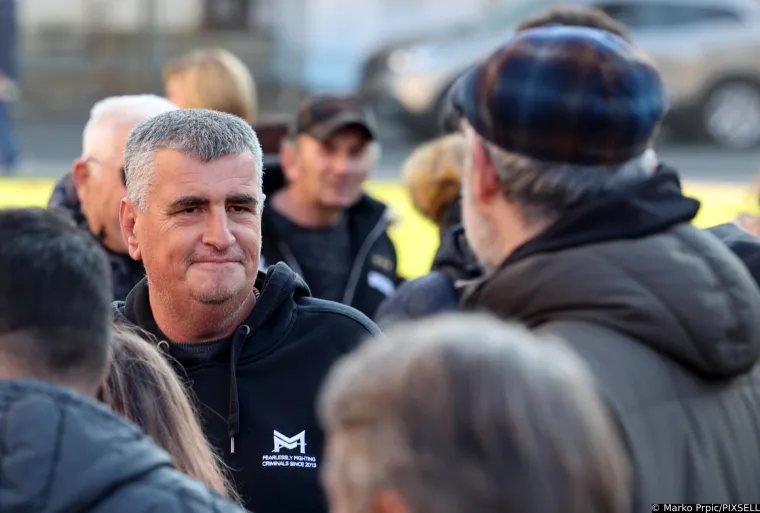 Na prosvjedu i Miro Bulj,  trgovi krcati ljudima, vijore se i zastave s prvom bijelom kockicom