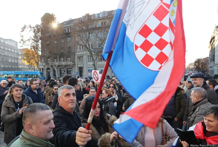 Na prosvjedu i Miro Bulj,  trgovi krcati ljudima, vijore se i zastave s prvom bijelom kockicom