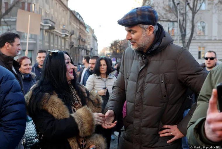 Na prosvjedu i Miro Bulj,  trgovi krcati ljudima, vijore se i zastave s prvom bijelom kockicom