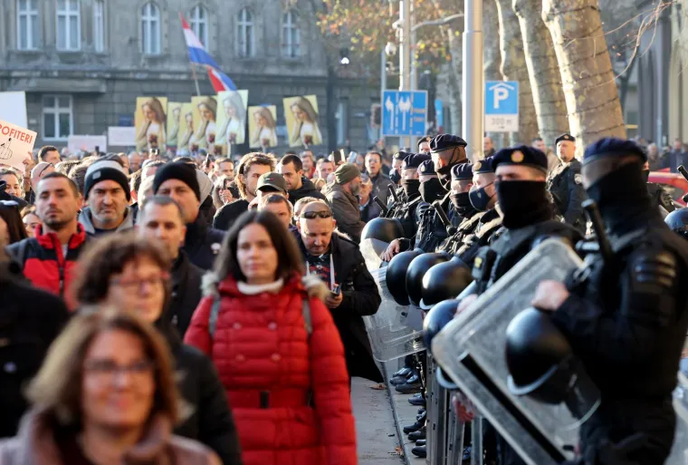  Zagreb: Interventna policija uz  prosvjednike protiv COVID potvrda  