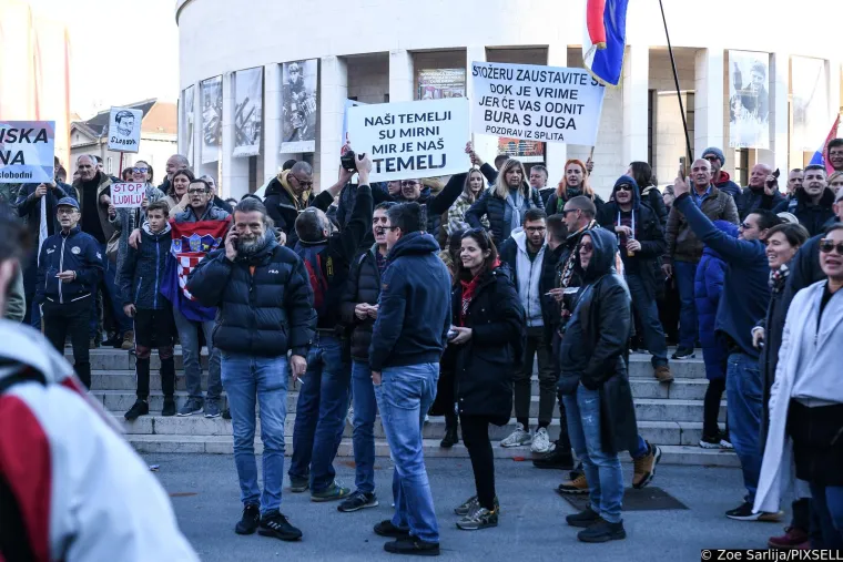 Ovako su u subotu izgledale zagrebačke ulice i Trg bana Jelačića: 'Nećemo potvrde! Nećemo potvrde!'