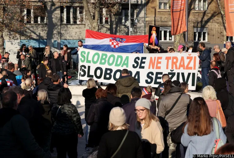 Ovako su u subotu izgledale zagrebačke ulice i Trg bana Jelačića: 'Nećemo potvrde! Nećemo potvrde!'