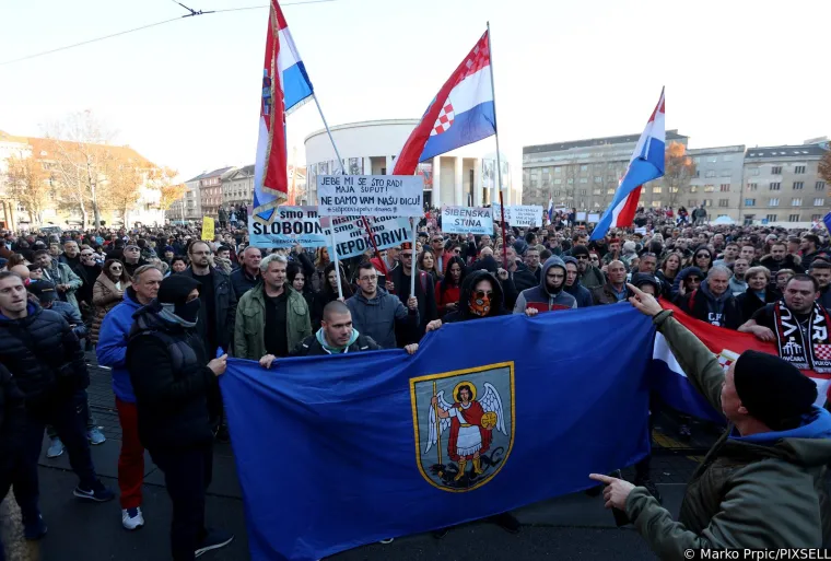 Ovako su u subotu izgledale zagrebačke ulice i Trg bana Jelačića: 'Nećemo potvrde! Nećemo potvrde!'