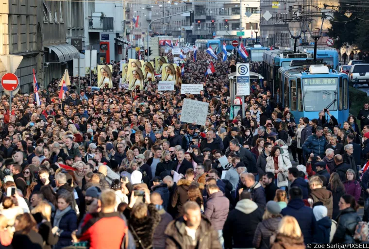  Prosvjednici protiv COVID potvrda s Trga žrtava fašizma krenuli na glavni Trg 