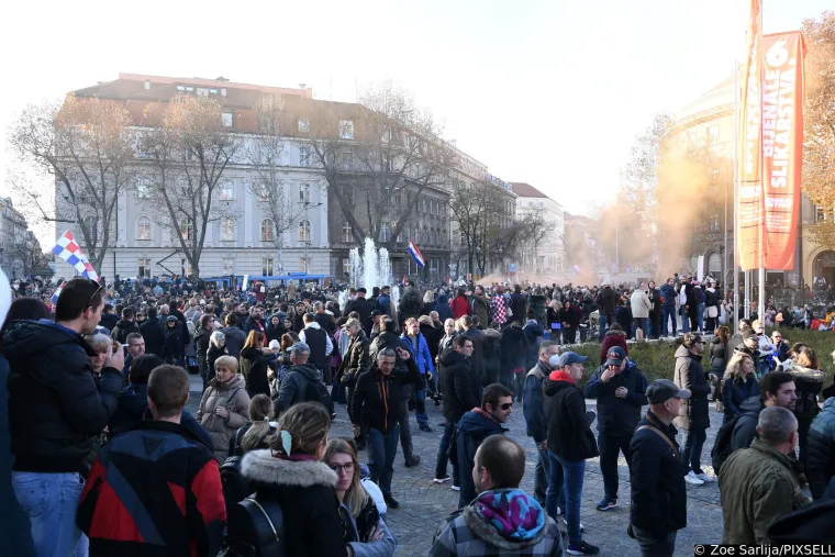 Ovako su u subotu izgledale zagrebačke ulice i Trg bana Jelačića: 'Nećemo potvrde! Nećemo potvrde!'