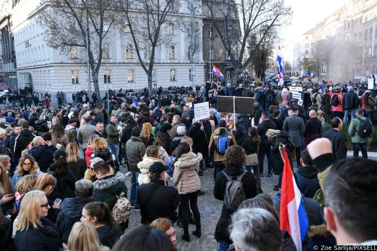 Ovako su u subotu izgledale zagrebačke ulice i Trg bana Jelačića: 'Nećemo potvrde! Nećemo potvrde!'