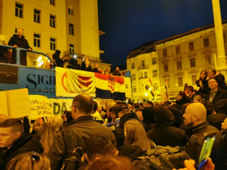 Ovako su u subotu izgledale zagrebačke ulice i Trg bana Jelačića: 'Nećemo potvrde! Nećemo potvrde!'