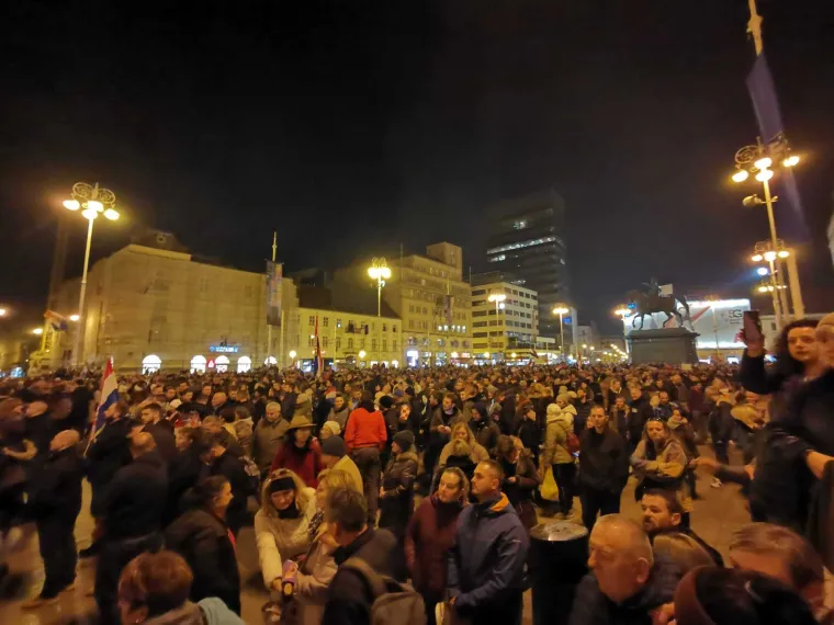 Ovako su u subotu izgledale zagrebačke ulice i Trg bana Jelačića: 'Nećemo potvrde! Nećemo potvrde!'