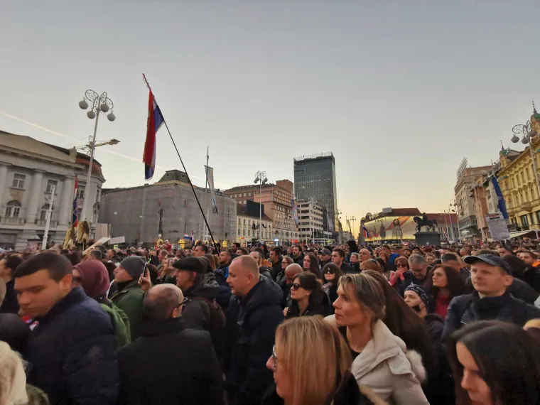 Ovako su u subotu izgledale zagrebačke ulice i Trg bana Jelačića: 'Nećemo potvrde! Nećemo potvrde!'