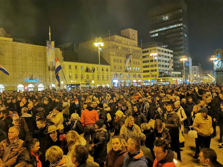 Ovako su u subotu izgledale zagrebačke ulice i Trg bana Jelačića: 'Nećemo potvrde! Nećemo potvrde!'