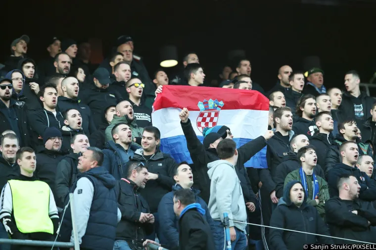 Navijači Dinama i Osijeka naklonili se Vukovaru: 'Ranjeni grade, godine bježe, rane su zarasle, ali sve je teže...'